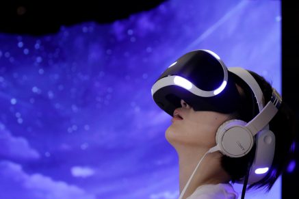 dame sitter med vr-briller omgitt av blå himmel